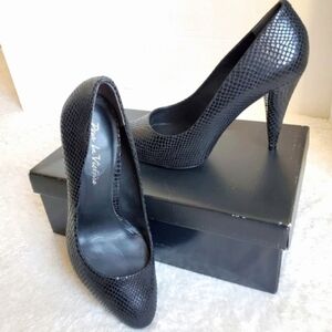 Pour La Victoire Shea Snakeskin Pumps Size 7.5